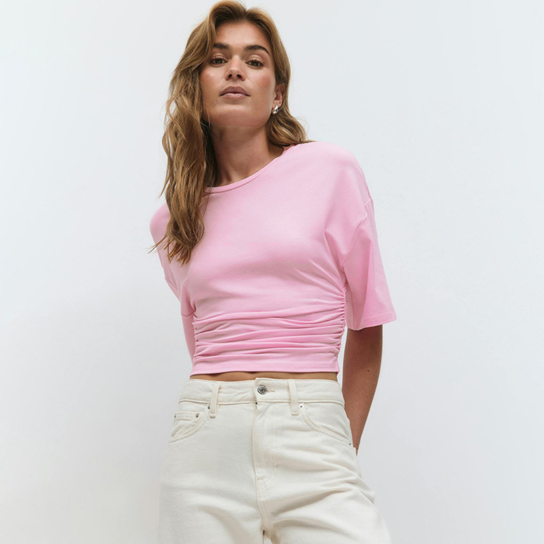 Comfortabele top met korte mouwen en getailleerde pasvorm