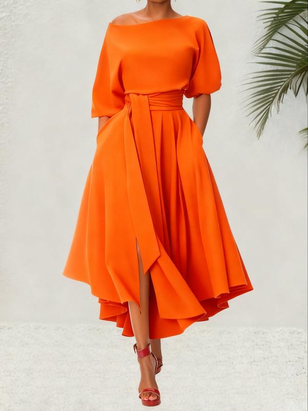 Elegante damesjurk met ceintuur, bisschopsmouwen, boothals en A-lijn